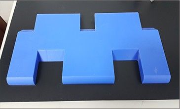 青色のプラスチック板材を加工した部品