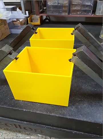 クランプで固定した黄色のプラスチックボックス
