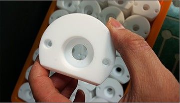 手に持った白色のプラスチック加工部品