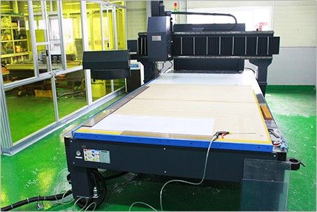 작업대에 판재를 올린 CNC 설비
