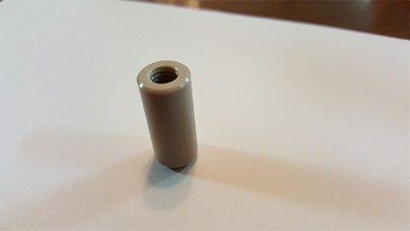 내부에 나사산을 낸 베이지색 원통 부품