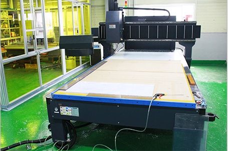 安裝於工廠的大型 CNC 雕刻機